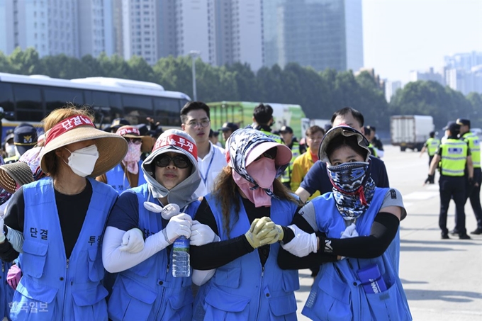 민주노총 공공연대노조 한국도로공사 영업소지회 노조원들이 공사에 직접 고용을 요구하며 4일 오전 경기 성남시 서울요금소(서울톨게이트) 인근 부산방향 경부고속도로를 점거했다. 이한호 기자