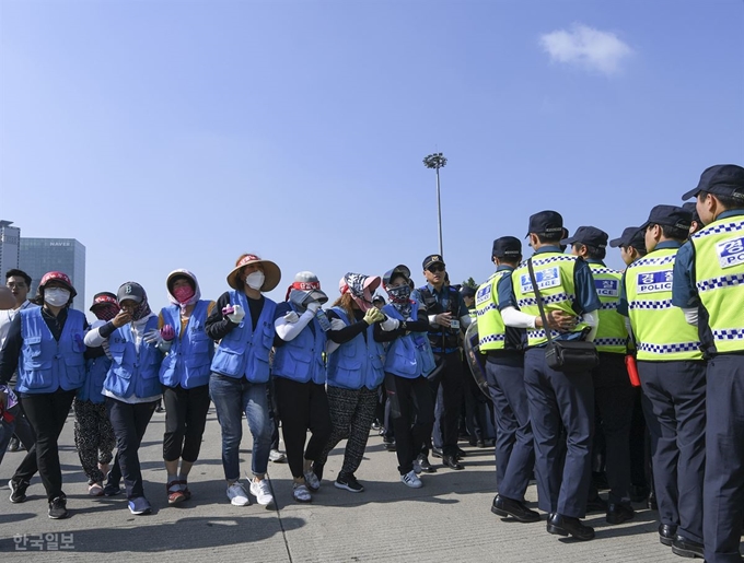 민주노총 공공연대노조 한국도로공사 영업소지회 노조원들이 공사에 직접 고용을 요구하며 4일 오전 경기 성남시 서울요금소(서울톨게이트) 인근 부산방향 경부고속도로를 점거했다. 이한호 기자