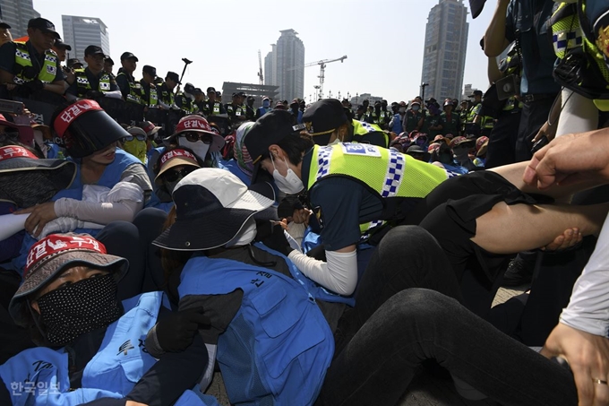 민주노총 공공연대노조 한국도로공사 영업소지회 노조원들이 공사에 직접 고용을 요구하며 4일 오전 경기 성남시 서울요금소(서울톨게이트) 인근 부산방향 경부고속도로를 점거했다. 이한호 기자