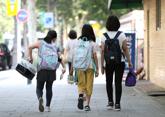 급식 종사원 등 전국 학교 비정규직 노동자들의 총파업 이틀째인 4일 오전 서울시내 한 초등학교 앞에서 학생들이 도시락을 들고 등교하고 있다. 연합뉴스