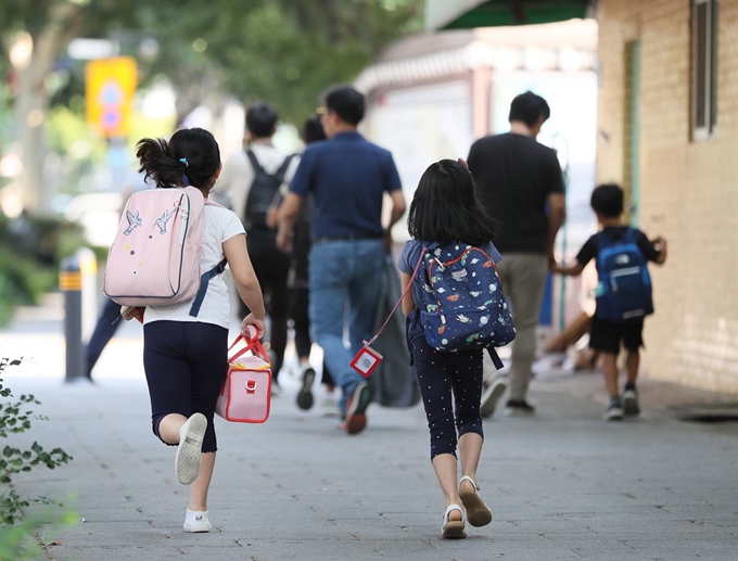 급식 종사원 등 전국 학교 비정규직 노동자들의 총파업 이틀째인 4일 오전 서울시내 한 초등학교 앞에서 학생들이 도시락을 들고 등교하고 있다. 연합뉴스