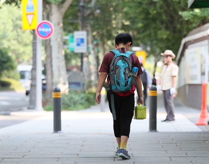 급식 종사원 등 전국 학교 비정규직 노동자들의 총파업 이틀째인 4일 오전 서울시내 한 초등학교 앞에서 학생들이 도시락을 들고 등교하고 있다. 연합뉴스