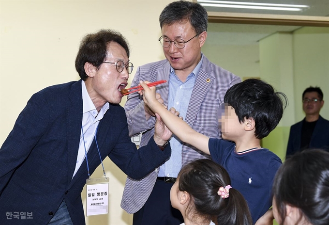 학교 비정규직 노동자들의 파업이 이틀째 접어든 4일 오후 서울의 한 초등학교에서 학생이 조희연 교육감에게 반찬을 먹여주고 있다. 이한호 기자