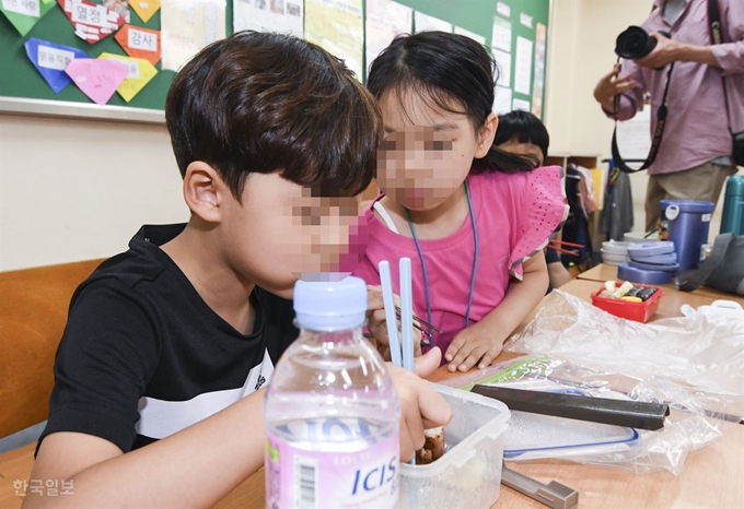 학교 비정규직 노동자들의 파업이 이틀째 접어든 4일 오후 서울의 한 초등학교에서 아이들이 도시락을 나눠 먹고 있다. 이한호 기자