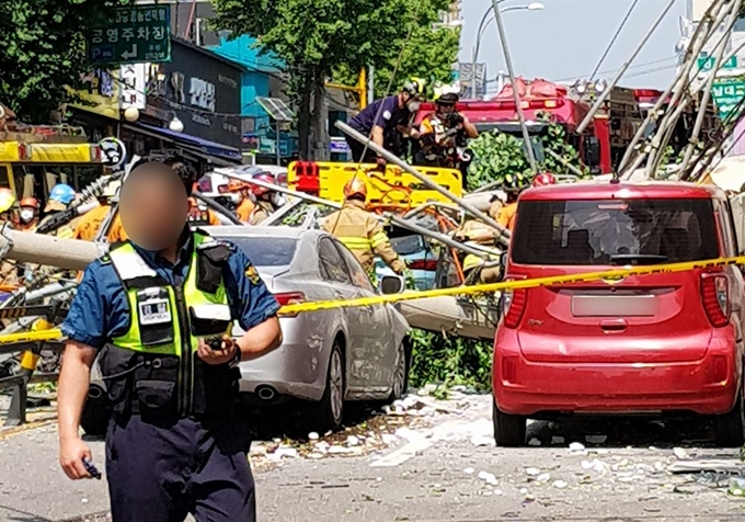 4일 오후 2시 23분쯤 서울 서초구 잠원동에서 철거 중인 건물이 붕괴되며 주변 전신주가 차도를 덮쳤다. 독자제공=연합뉴스