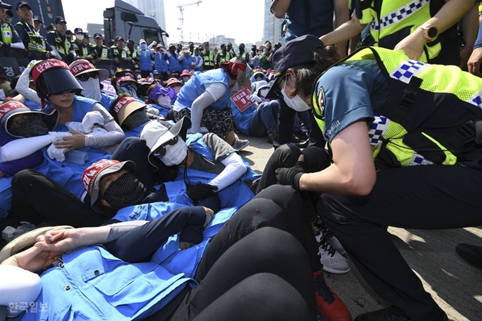 4일 오전 경기 성남시 경부고속도로 서울톨게이트에서 연좌농성을 벌이던 민주노총 공공연대노조 한국도로공사 영업소지회 노조원들이 경찰과 대치하고 있다. 이한호 기자