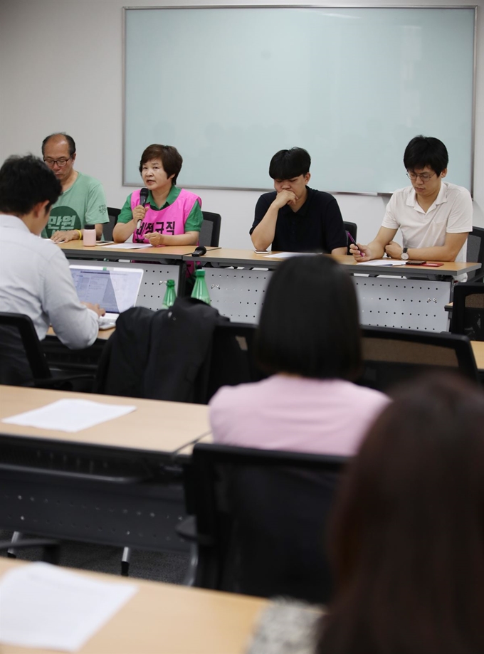 4일 오전 서울 광화문 에스타워 경제사회노동위원회(경사노위)에서 경사노위 5차 본위원회 취소에 대한 청년ㆍ여성ㆍ비정규직 대표 3인의 입장 발표 기자회견이 열렸다. 연합뉴스