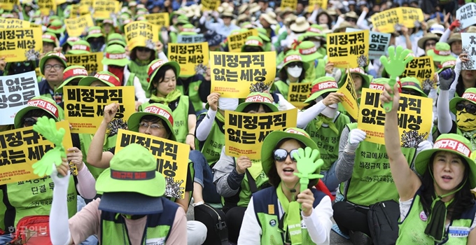 [저작권 한국일보] 전국민주노동조합총연맹(민주노총) 공공부문 비정규직 노동자들이 3일 총파업에 돌입하고 서울 종로구 광화문광장에 모여 집회를 열고 있다. 집회 진행 중 민주노조 일반연맹 조합원들도 함께 가세했다. 이한호 기자