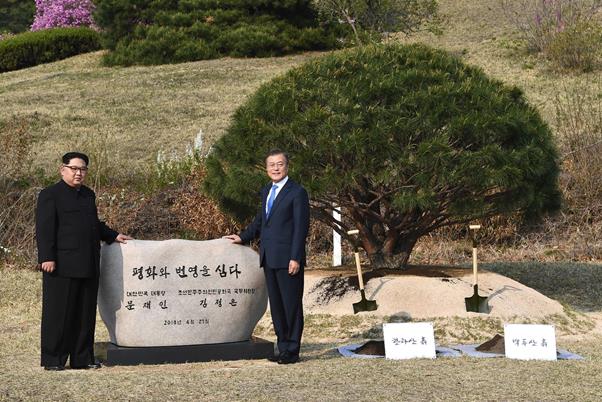 문재인 대통령과 김정은 북한 국무위원장이 2018년 4월 27일 판문점 군사분계선위에 1953년생 소나무 공동식수를 마친 뒤 기념촬영을 하고 있다. 연합뉴스