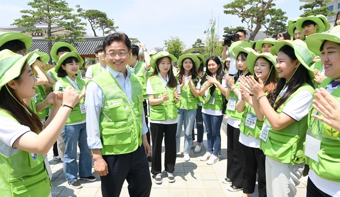 이철우 경북도지사가 5일 새마을 대학생 해외봉사단 출정식에서 학생들과 이야기를 나누고 있다. 경북도 제공