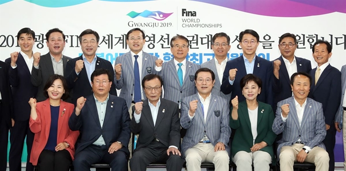 5일 오전 광주 광산구 우산동 2019 광주세계수영선수권대회 선수촌에서 열린 더불어민주당 현장 최고위원회의에서 이해찬 대표 등 당 지도부와 이용섭 광주시장 등 대회조직위원회 관계자들이 기념촬영을 하고 있다. 연합뉴스