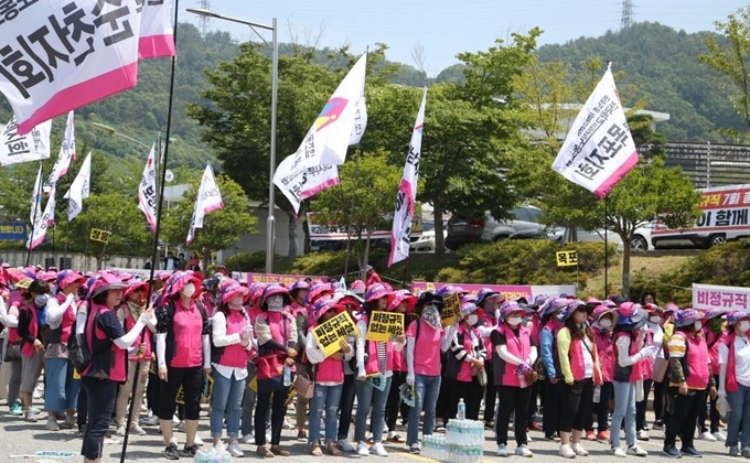 학교비정규직노조 등 1,600여명이 5일 오전 전남교육청과 전남도의회 사이도로에서 집회를 갖고 공무원 정규직의 80% 임금수준과 공무직의 법제화를 외치며 파업에 나섰다. 독자 제공