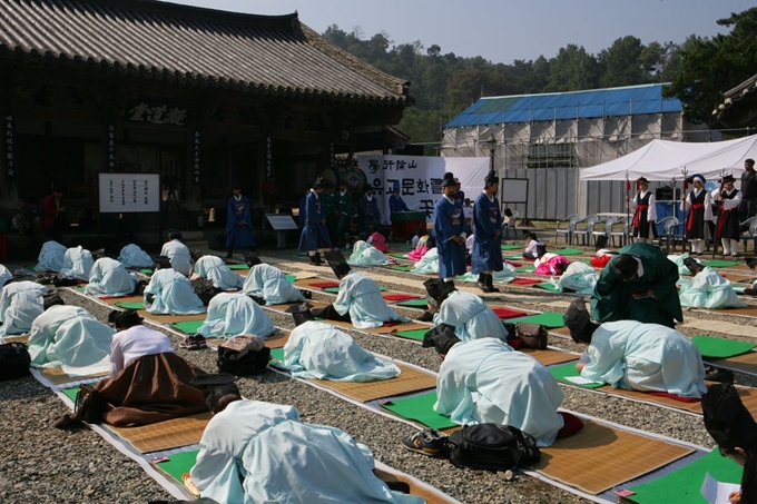 충남 논산시 연산면 돈암서원에서 지난 2001년 10월 8일 조선시대 과거제도의 하나인 향시(鄕試)재현행사가 열리고 있다. 한국일보 자료사진