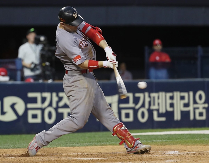 5일 서울 잠실구장에서 열린 2019 KBO 리그 SK와 두산의 경기에서 로맥이 투런홈런을 날리고 있다. 연합뉴스