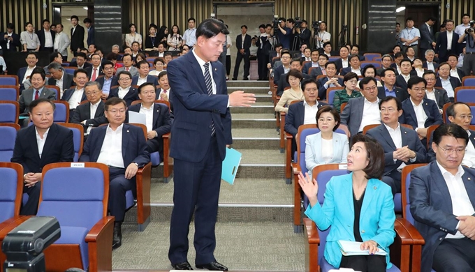 황영철(가운데) 자유한국당 의원이 5일 오전 국회에서 열린 당 국회예결특별위원장 후보자 선출 의원총회에서 후보자 모두 발언 등이 비공개로 진행될 것이 결정되자 연단 앞으로 나와 나경원(앞줄 오른쪽 두 번째) 원내대표에게 항의하고 있다. 연합뉴스