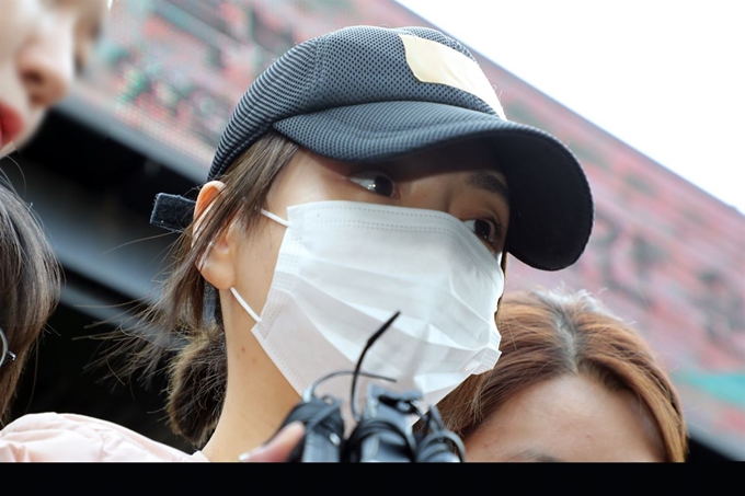 마약 투약 혐의로 구속돼 경찰 수사를 받아온 남양유업 창업주의 외손녀 황하나(31) 씨가 검찰 송치를 위해 호송 차량에 오르고 있다. 연합뉴스