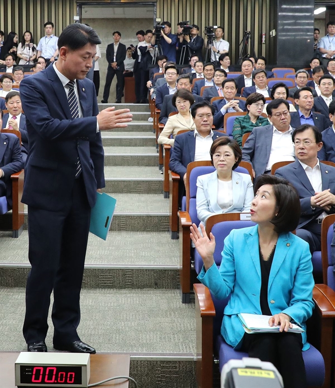 자유한국당 황영철 의원(왼쪽)이 5일 오전 국회에서 열린 당 국회예결특별위원장 후보자 선출 의원총회에서 후보자 모두 발언 등이 비공개로 진행될것이 결정되자 연단 앞으로 나와 나경원 원내대표(오른쪽)에게 항의하고 있다. 연합뉴스