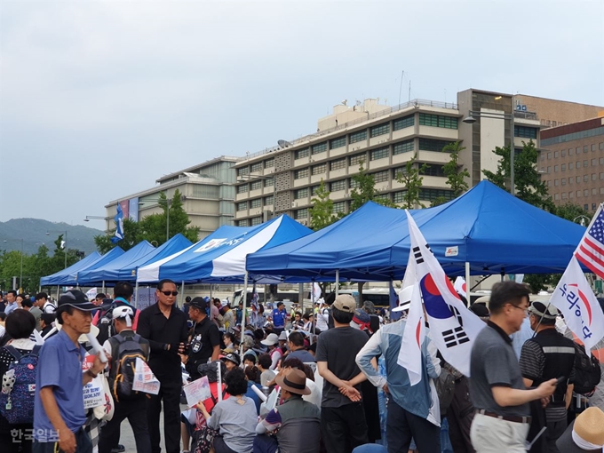 [저작권 한국일보] 6일 오후 서울 광화문광장에 기습설치된 우리공화당의 천막. 박지윤 기자