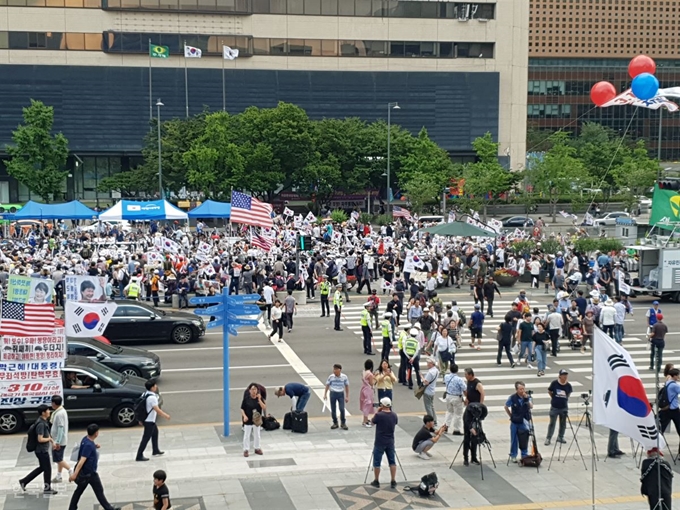 [저작권 한국일보] 6일 서울 광화문광장에 기습 설치된 우리공화당 측 천막. 참가자들은 천막을 설치한 후 광화문 광장에서 집회를 이어나가고 있다. 박지윤 기자