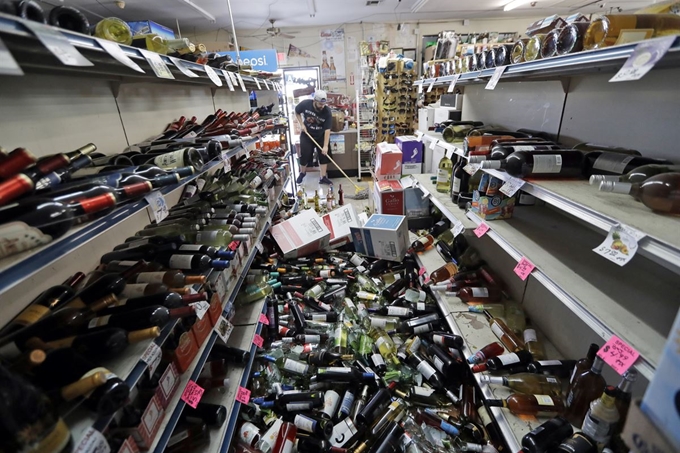 [PYH2019070705000034000] <YONHAP PHOTO-0757> 지진으로 난장판 된 미국 캘리포니아 상점 (로스앤젤레스 AP=연합뉴스) 6일(현지시간) 미국 캘리포니아주 컨카운티 리지크레스트의 한 상점에서 지진으로 진열대에서 떨어져 깨진 와인병들이 바닥에 어지럽게 널려 있다. 전날 오후 8시 19분 미국 캘리포니아주 컨카운티 리지크레스트에서 18㎞ 떨어진 지점에 규모 7.1의 강진이 강타하면서 인근 마을 수천 가구에 전력