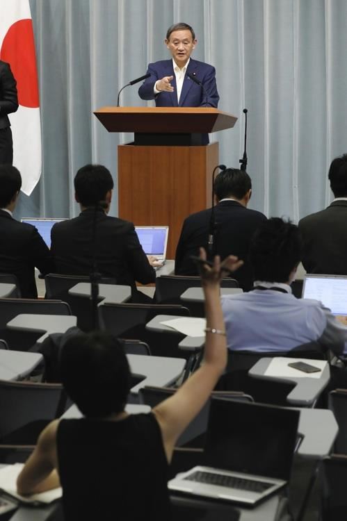 지난달 4일 열린 관방장관 기자회견에서 스가 요시히데 관방장관이 모치즈키 이소코 도쿄신문 기자를 지목하는 모습. 연합뉴스