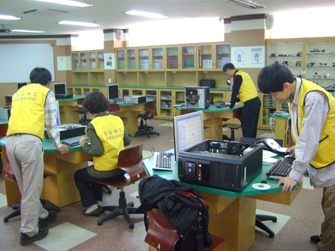 경북교육청이 전국 최초로 시범 실시하고 있는 학교 정보화 업무 현장순회 교육 모습. 경북교육청 제공.