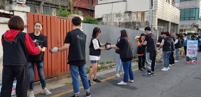 시크릿다이렉트코리아 개인 사업자들이 7일 대전 중구 선화동에서 소외이웃에게 '사랑의 연탄'을 전달하고 있다. 대전봉사체험교실 제공