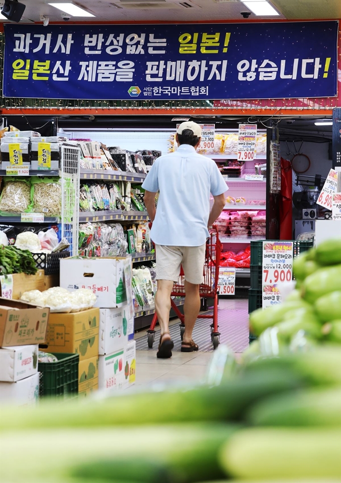 일본의 대 한국 수출규제를 계기로 국내에서 일본 제품에 대한 불매운동 여론이 퍼지는 가운데 8일 서울 은평구의 한 식자재 마트에 일본 제품을 팔지 않는다는 안내문이 걸려 있다. 연합뉴스