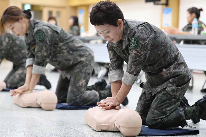 8일 오후 대구 달서구청 충무관에서 열린 '2019 달서구여성예비군 작계훈련'에 참가한 여성예비군들이 심폐소생술 실습을 하고 있다. 이날 34명의 여성예비군은 군 기본자세교육을 비롯해 심폐소생술과 방독면 착용법 등 실생활과 비상시에 유용하게 사용될 수 있는 훈련을 받았다. 뉴스1