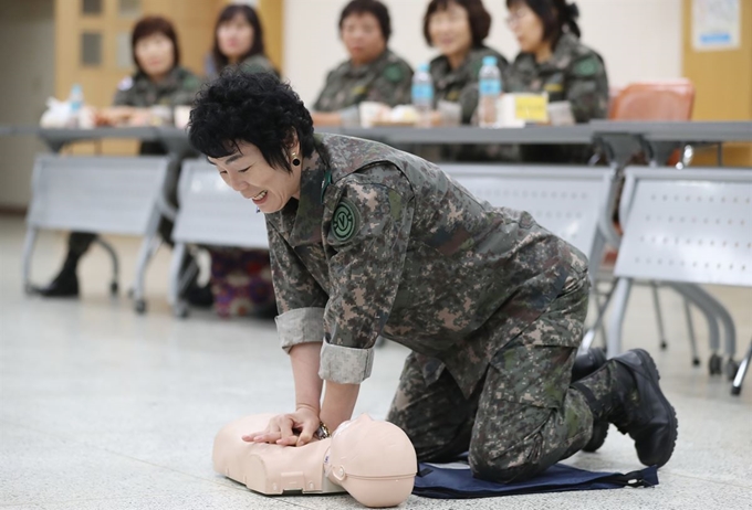 8일 오후 대구 달서구청 충무관에서 열린 '2019 달서구여성예비군 작계훈련'에 참가한 여성예비군들이 심폐소생술 실습을 하고 있다. 이날 34명의 여성예비군은 군 기본자세교육을 비롯해 심폐소생술과 방독면 착용법 등 실생활과 비상시에 유용하게 사용될 수 있는 훈련을 받았다. 뉴스1