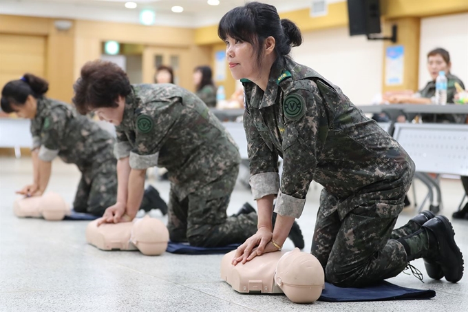 8일 오후 대구 달서구청 충무관에서 열린 '2019 달서구여성예비군 작계훈련'에 참가한 여성예비군들이 심폐소생술 실습을 하고 있다. 이날 34명의 여성예비군은 군 기본자세교육을 비롯해 심폐소생술과 방독면 착용법 등 실생활과 비상시에 유용하게 사용될 수 있는 훈련을 받았다. 뉴스1