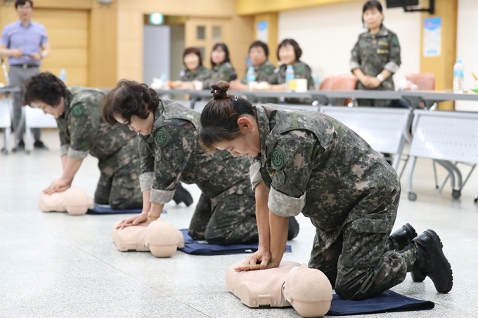 8일 오후 대구 달서구청 충무관에서 열린 '2019 달서구여성예비군 작계훈련'에 참가한 여성예비군들이 심폐소생술 실습을 하고 있다. 이날 34명의 여성예비군은 군 기본자세교육을 비롯해 심폐소생술과 방독면 착용법 등 실생활과 비상시에 유용하게 사용될 수 있는 훈련을 받았다. 뉴스1