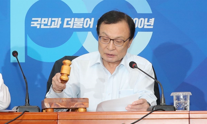 이해찬 더불어민주당 대표가 8일 오전 국회에서 열린 최고위원회의에서 의사봉을 두드리고 있다. 연합뉴스