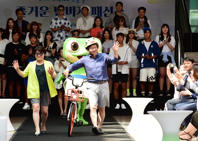 8일 오후 수원시청 1층 로비에서 열린 반바지 패션쇼에서 염태영 수원시장(오른쪽)과 조명자 수원시의회 의장이 런웨이를 걷고 있다. 수원시 제공