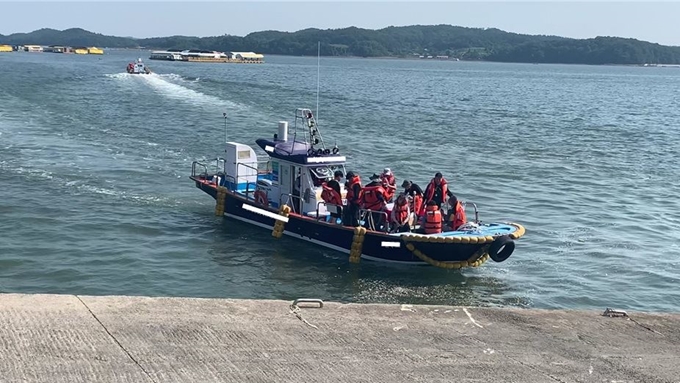 지난 주말 충남 태안 안면도 인근에서 초과승선해 운항하다 적발된 배. 태안해경 제공.