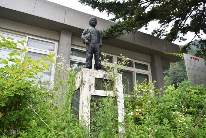 옛 대교국민학교 화단에 이승복 동상이 서 있다. 학교였음을 알아볼 거의 유일한 단서다.