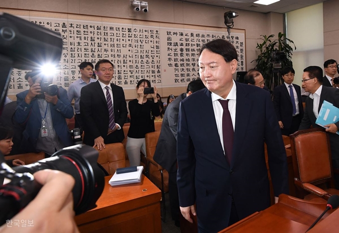 윤석열 검찰총장 후보자 인사청문회가 열린 8일 오전 질의를 마친 윤 후보자가 자리를 떠나고 있다. 홍인기 기자