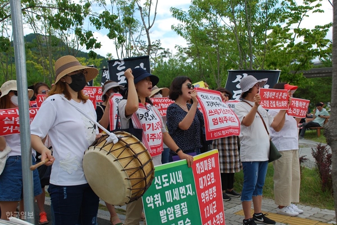 [저작권 한국일보]경북도청 신도시 주민들이 9일 도청 서문 앞에서 시험가동중인 쓰레기소각장 폐쇄를 촉구하는 시위를 하고 있다. 이용호기자