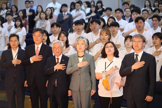 강경화(가운데) 외교부 장관이 8일 오후 서울 종로구 외교부 청사에서 열린 한중 우호 카라반 출범식에서 국기에 대한 경례를 하고 있다. 연합뉴스