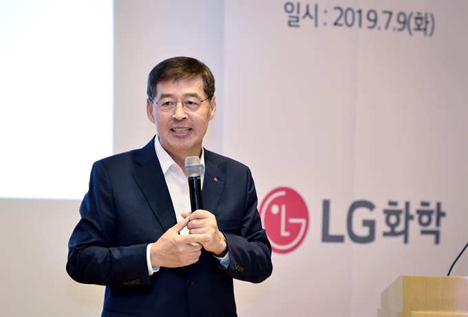 신학철 LG화학 부회장이 9일 서울 여의도 LG트윈타워에서 취임 후 첫 기자간담회를 열고 4대 경영중점과제에 대해 설명하고 있다. LG화학 제공