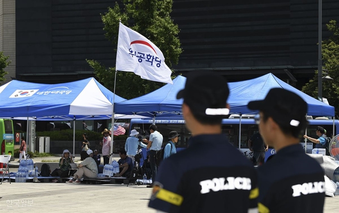 도널드 트럼프 미국 대통령의 방한 전날인 지난달 28일 청계광장으로 천막을 옮겼던 우리공화당이 8일 만인 지난 6일 광화문광장에 다시 천막을 설치했다. 7일 오전 광화문광장 천막의 모습. 이한호 기자