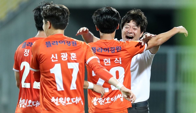 9일 오후 강원 춘천 송암스포츠타운 주경기장에서 열린 프로축구 하나원큐 K리그1 2019 강원 FC와 상주 상무의 경기. 강원 FC 이현식이 추가골을 성공한 뒤 김병수 감독과 포옹하고 있다. 춘천=연합뉴스