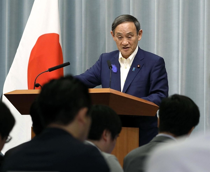 스가 요시히데 일본 관방장관이 9일 도쿄 총리관저에서 기자회견을 열어 한국에 대한 수출 규제 철회가 없다는 뜻을 밝히고 있다. 도쿄=AP 연합뉴스