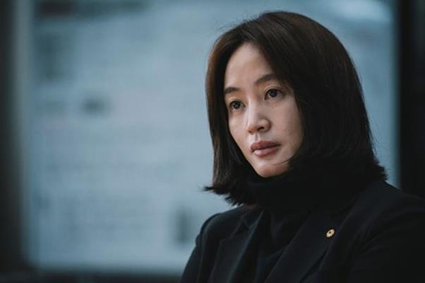 김혜수 측이 어머니의 채무와 관련된 의혹을 파악 중이다. 영화 ‘국가부도의 날’ 스틸