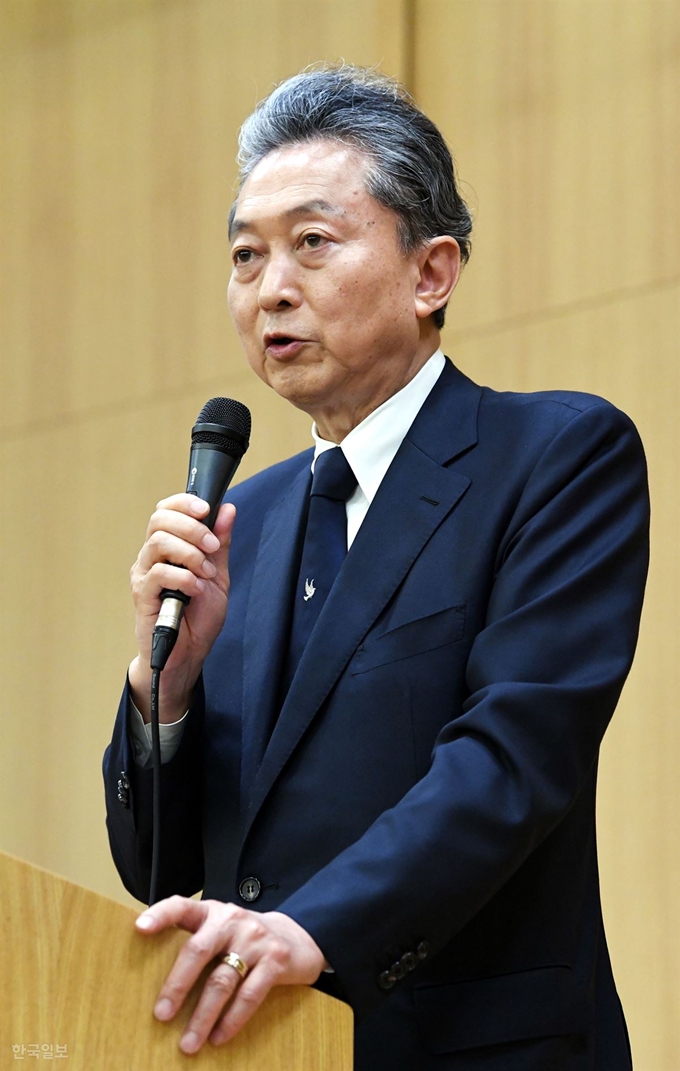 하토야마 유키오 전 일본 총리가 지난달 12일 서울 서대문구 연세대학교 용재홀에서 '한반도의 신시대와 동아시아의 공생'을 주제로 초청 강연을 하고 있다. 배우한 기자