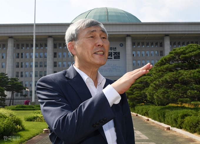 국수가 경험한 여의도는 승부의 세계보다 더한 흑백 대결의 장이었다. 조 의원 뒤의 건물은 서울 여의도의 국회 본청. 오대근 기자.