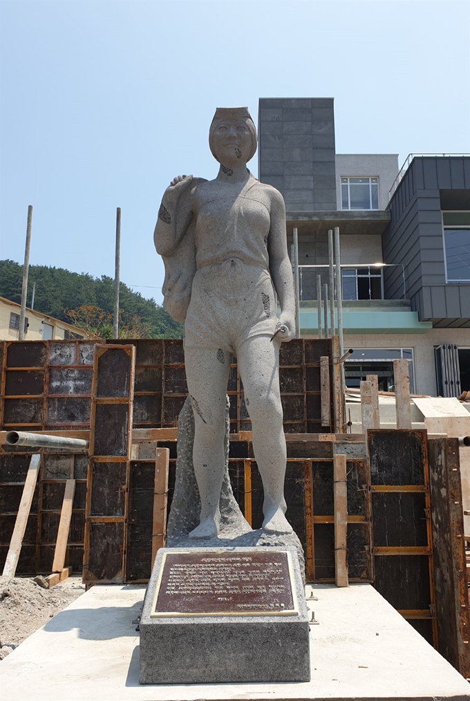 제주도는 부산시 영도해녀문화전시관 부지 내에 전통 제주해녀상을 설치했다. 제주도 제공.