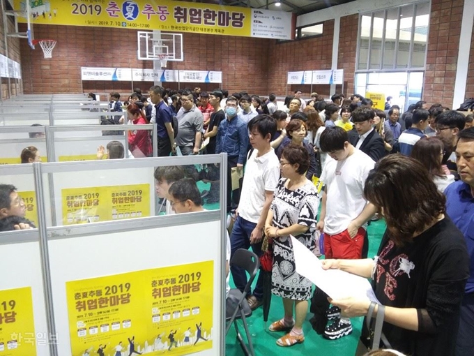 10일 경북 구미시와 구미고용노동지청 공동으로 한국산단 대경본부 체육관에서 열린 춘하추동 채용박람회장에 입장하려는 구직자들이 줄을 서서 기다리고 있다. 추종호기자