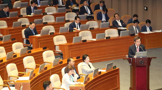 이낙연 국무총리가 10일 오후 국회 본회의장에서 열린 경제 분야 대정부질문에서 더불어민주당 백재현 의원의 질의에 답변하고 있다. 연합뉴스