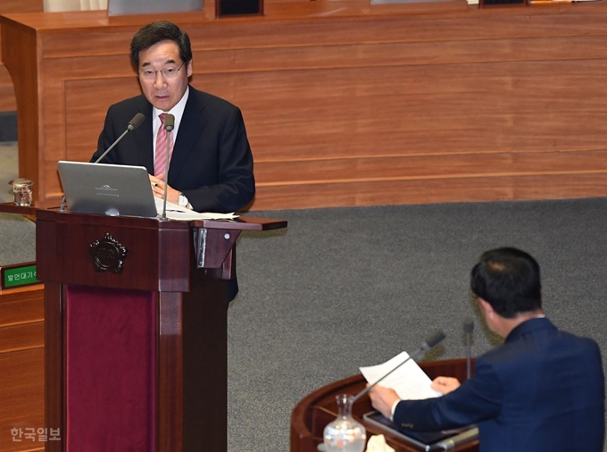 이낙연 국무총리가 10일 오후 국회 본회의장에서 열린 경제 분야 대정부질문에서 답변하고 있다. 오대근 기자